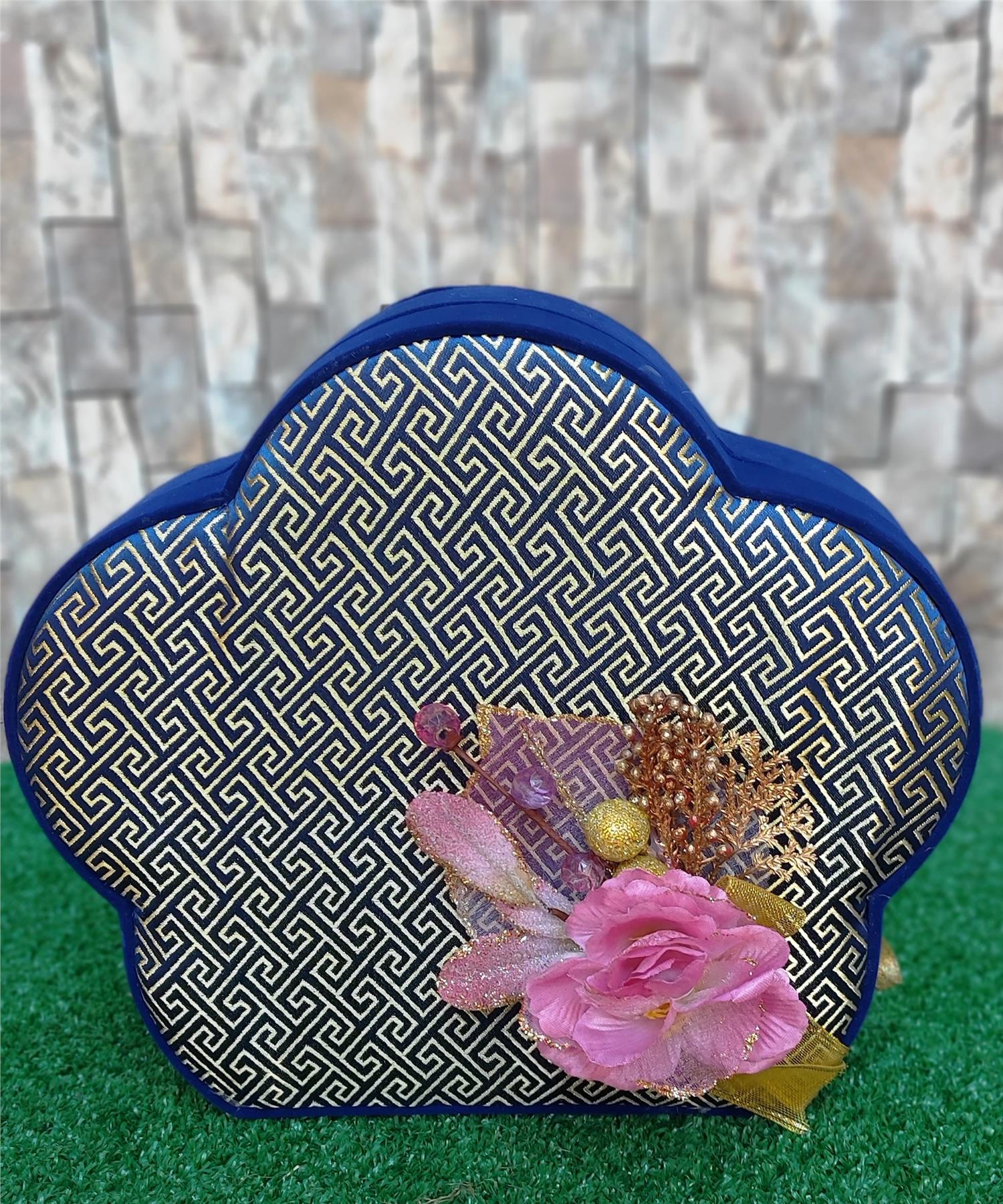 Dekoratif Kutuda Schöne Spesiyal Çikolata05Sevgili/EşAnkara Çiçek