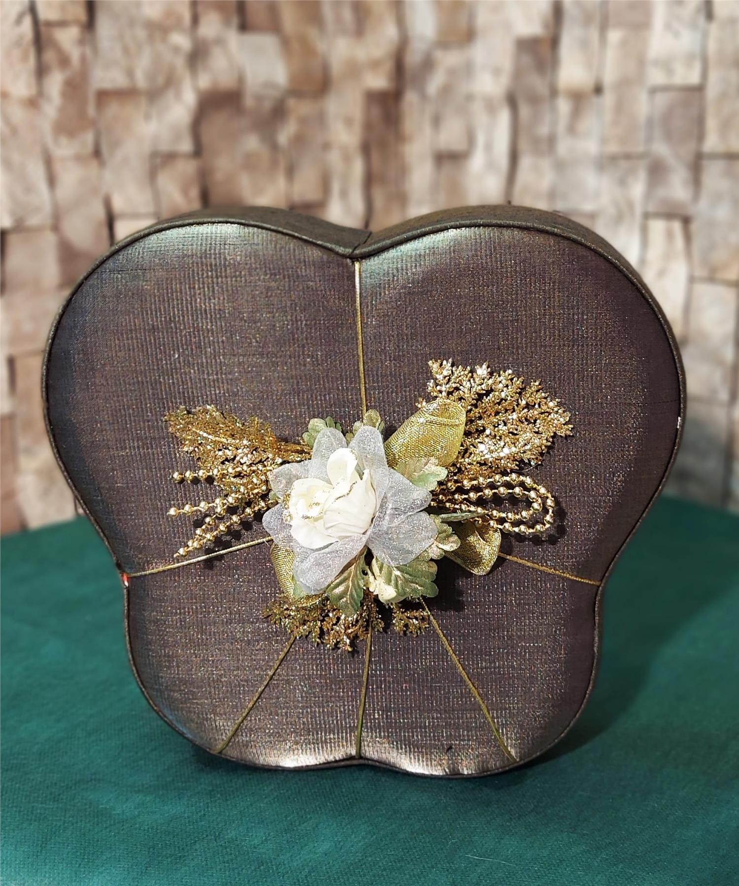 Dekoratif Kutuda Schöne Spesiyal Çikolata06ÇikolataAnkara Çiçek